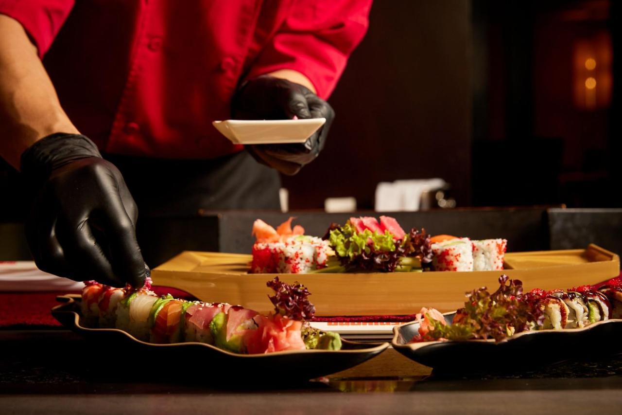 Sheraton Bucharest Hotel Eksteriør bilde A sushi chef preparing sushi