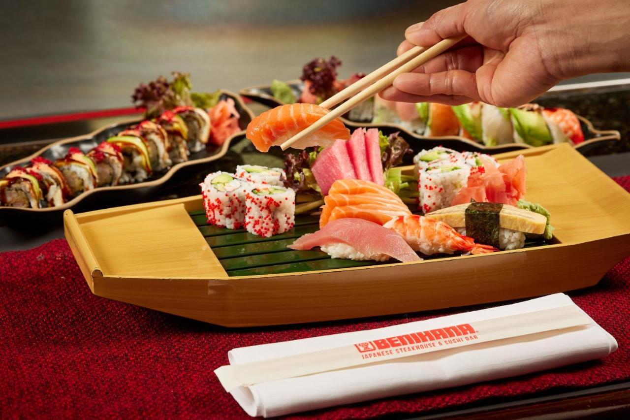 Sheraton Bucharest Hotel Eksteriør bilde Sushi