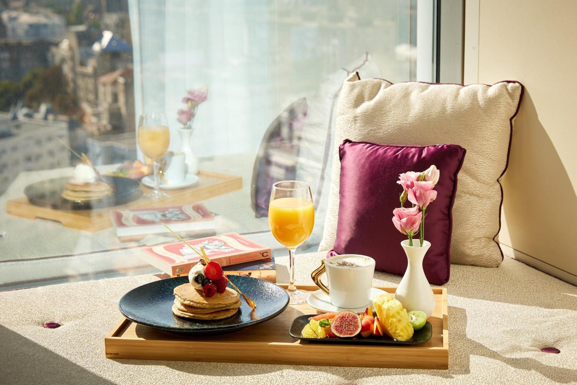 Sheraton Bucharest Hotel Eksteriør bilde A breakfast tray