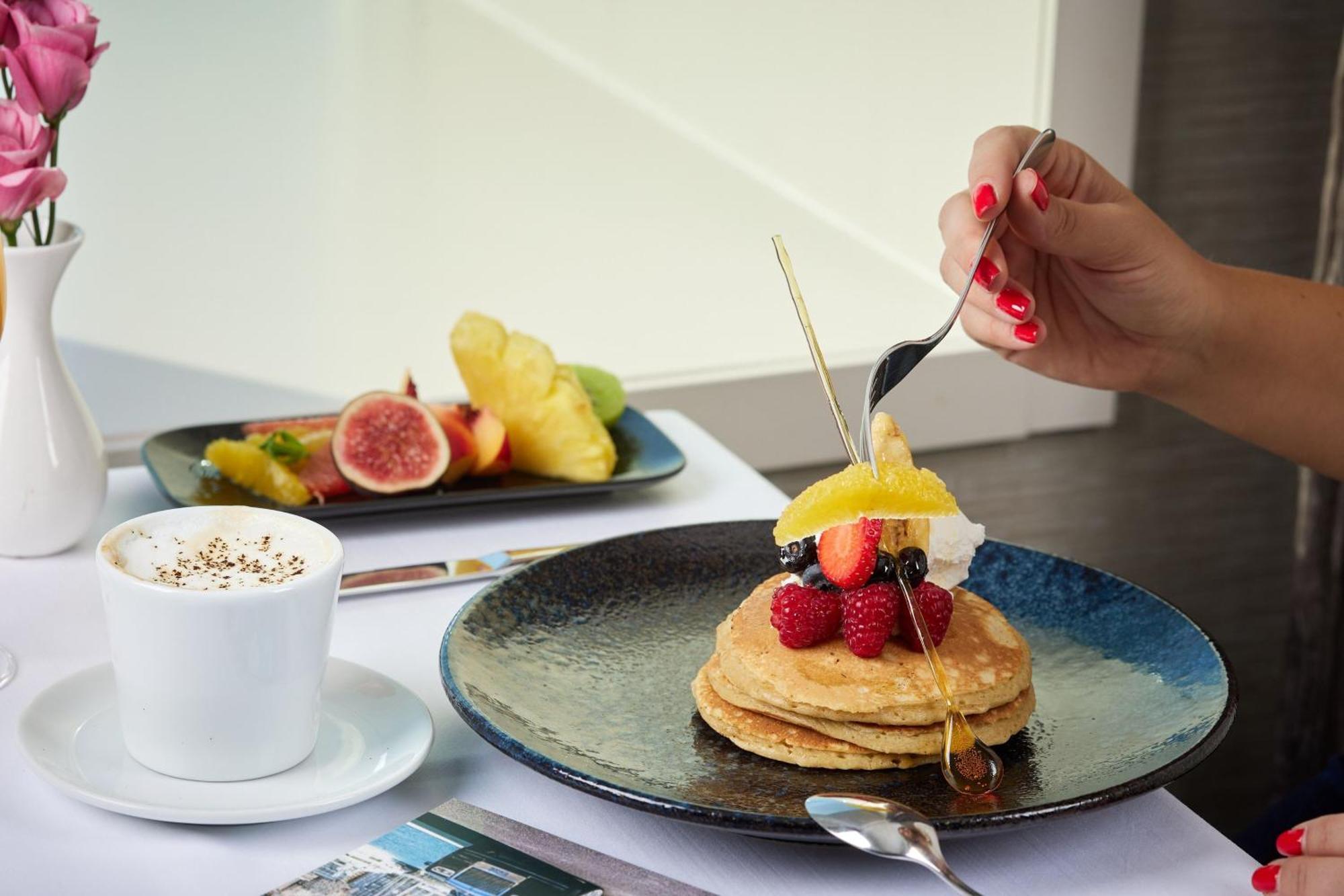 Sheraton Bucharest Hotel Eksteriør bilde Pancakes with fruit