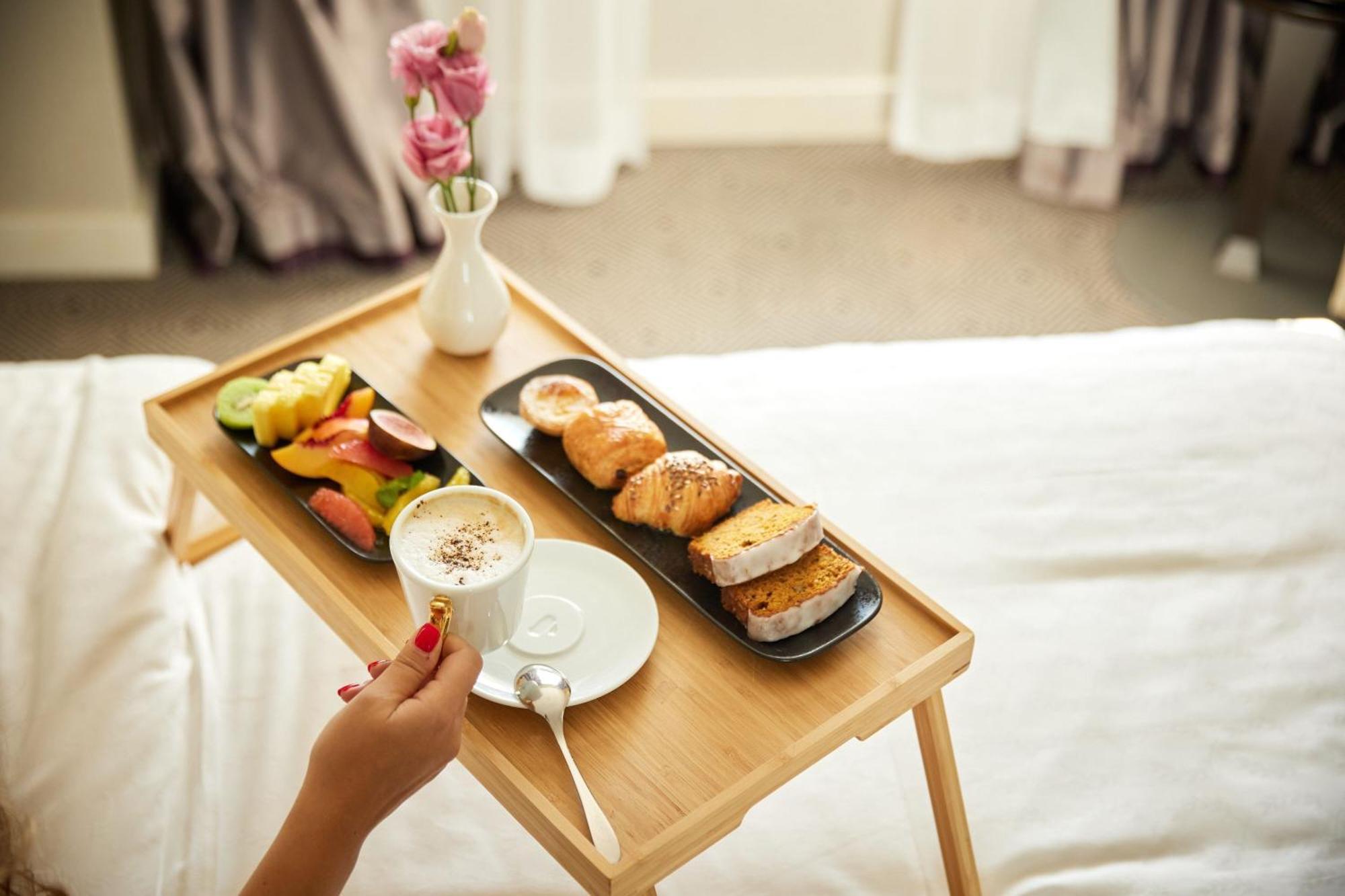 Sheraton Bucharest Hotel Eksteriør bilde Room service