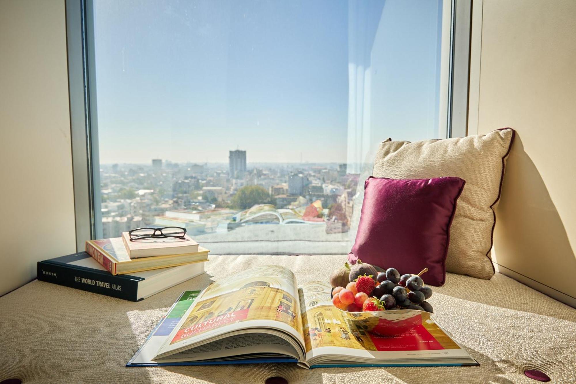 Sheraton Bucharest Hotel Eksteriør bilde A window seat