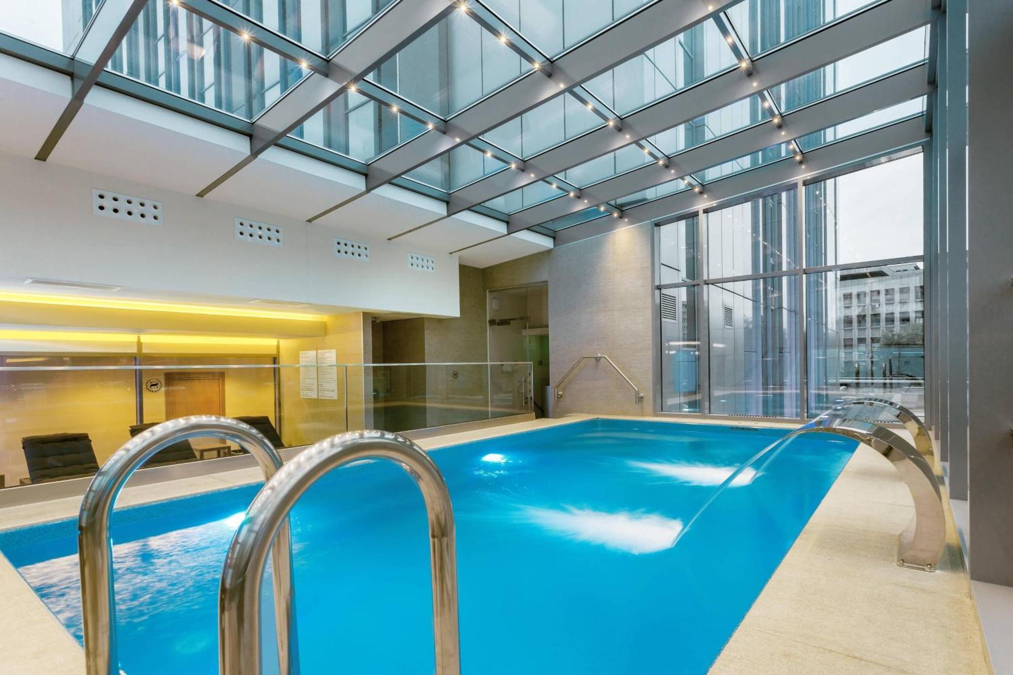 Sheraton Bucharest Hotel Eksteriør bilde The pool