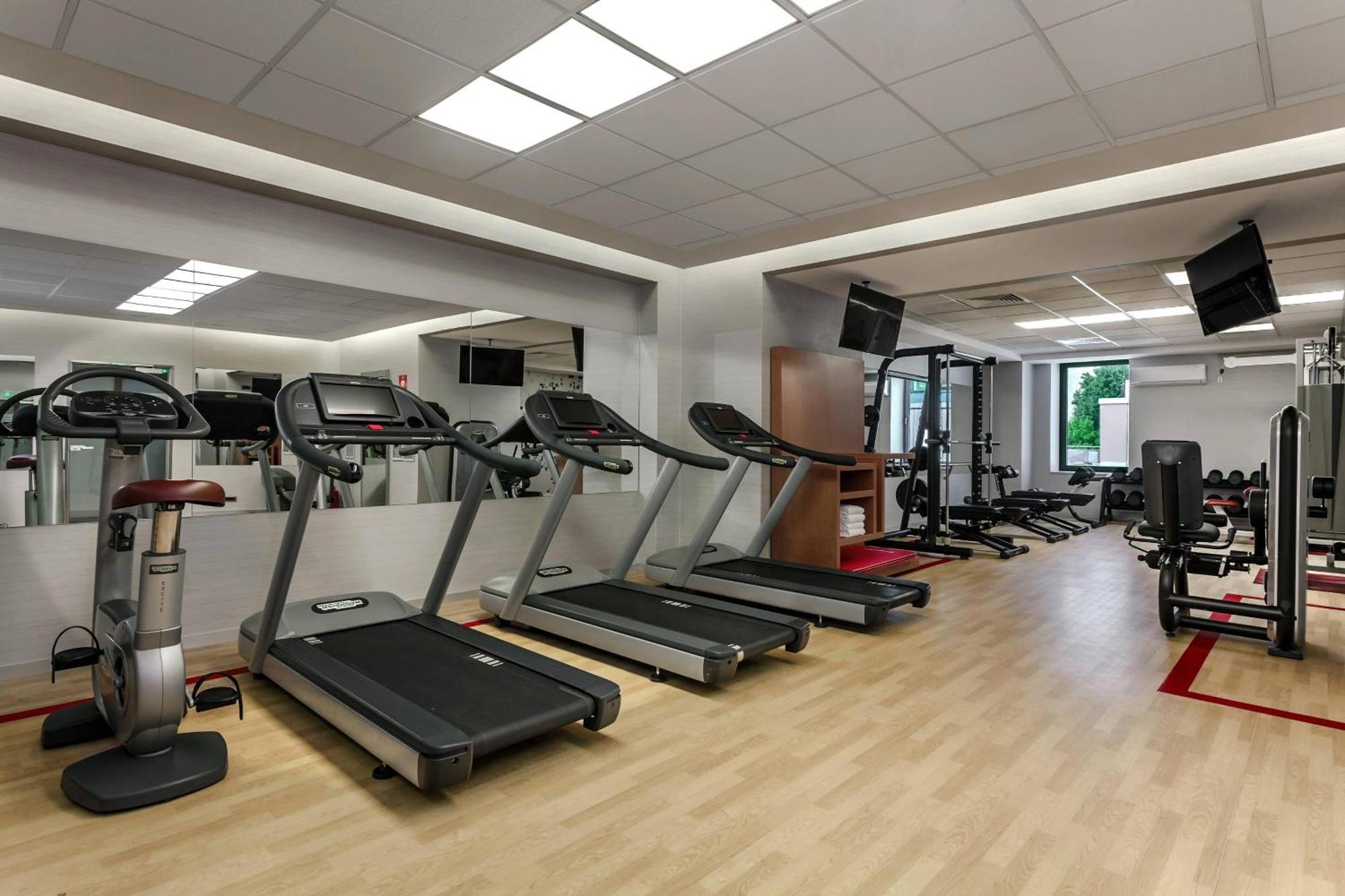 Sheraton Bucharest Hotel Eksteriør bilde The gym at the hotel