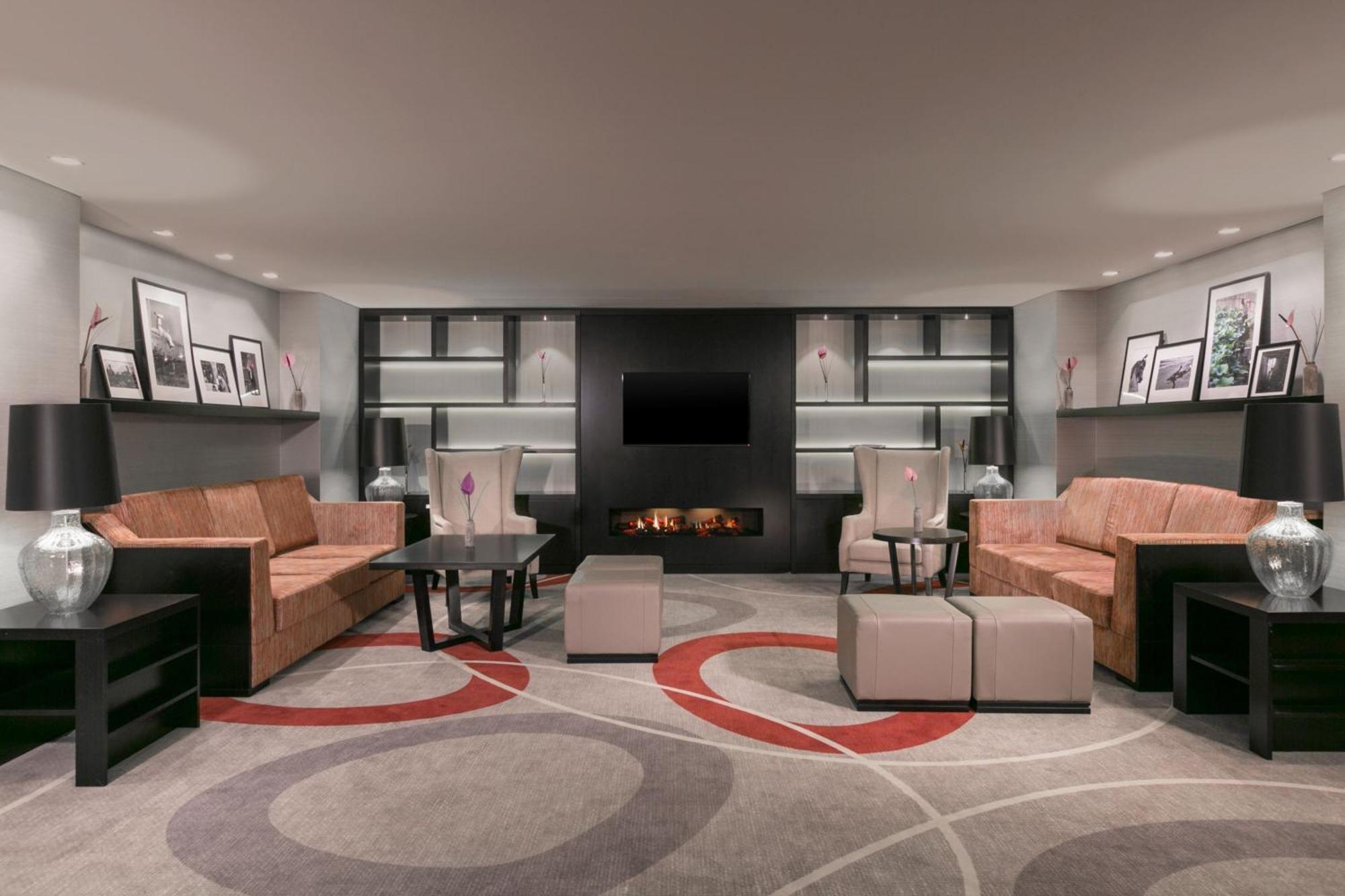 Sheraton Bucharest Hotel Eksteriør bilde The interior of the lounge