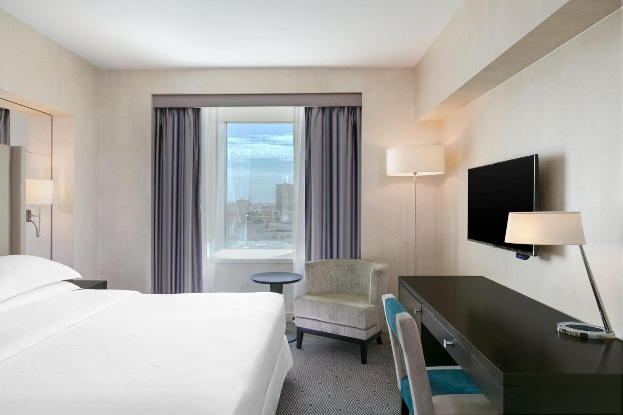 Sheraton Bucharest Hotel Eksteriør bilde A guest room at the hotel