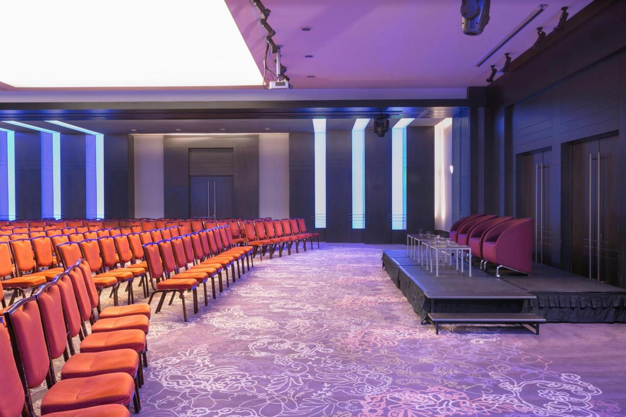 Sheraton Bucharest Hotel Eksteriør bilde The Auditorium