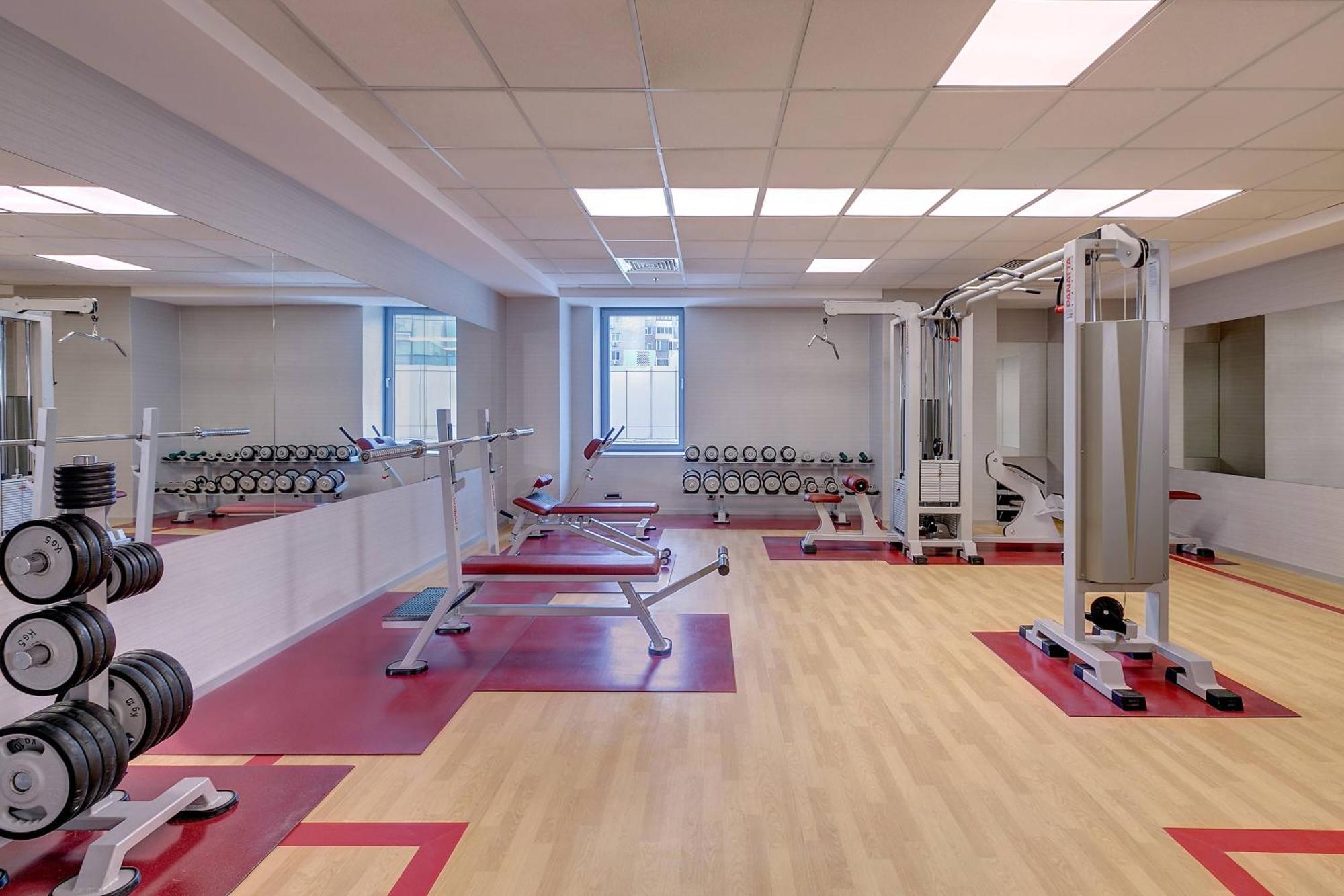 Sheraton Bucharest Hotel Eksteriør bilde The Fitness Center at the University of Michigan