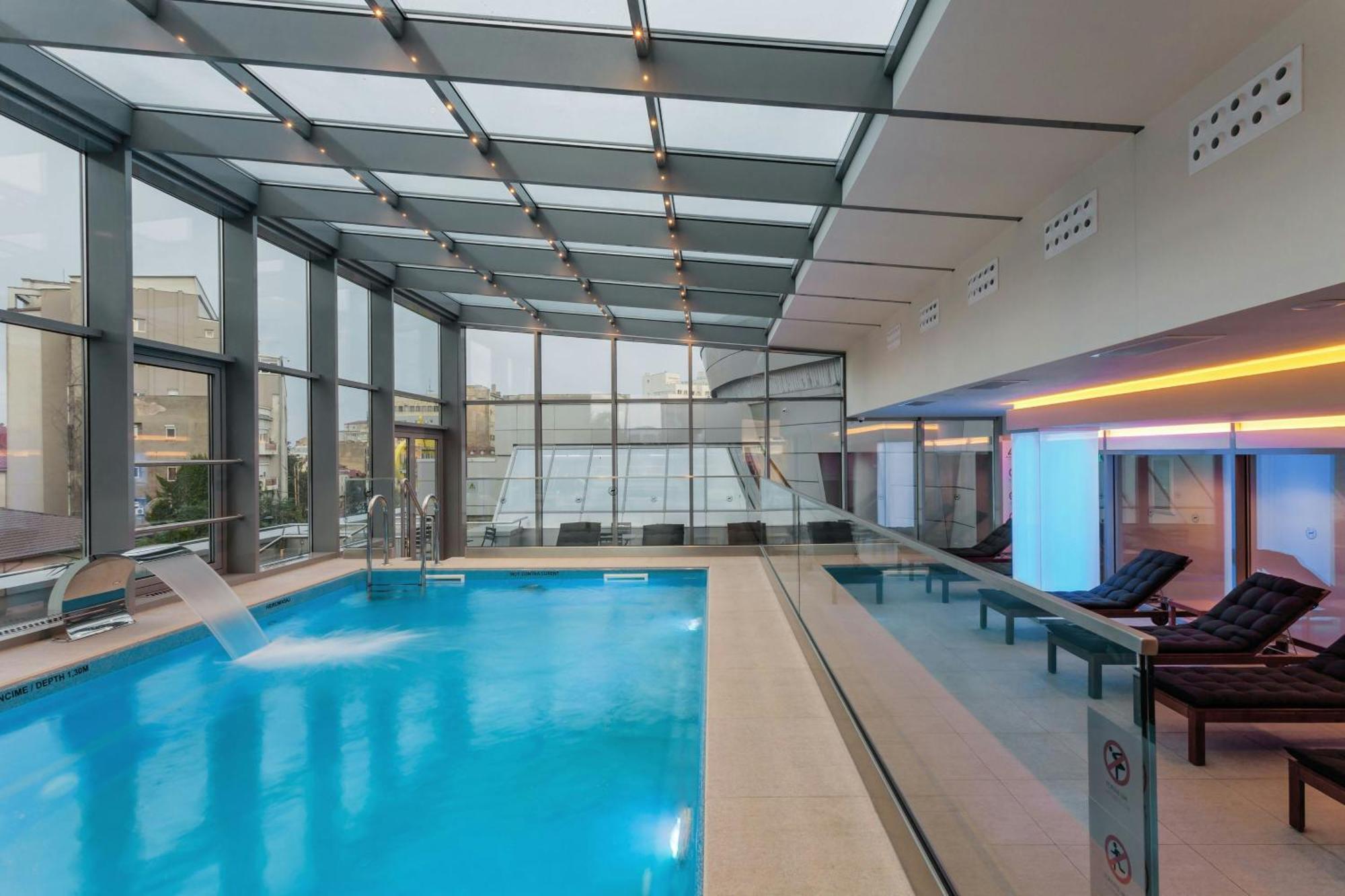Sheraton Bucharest Hotel Eksteriør bilde The pool at the hotel