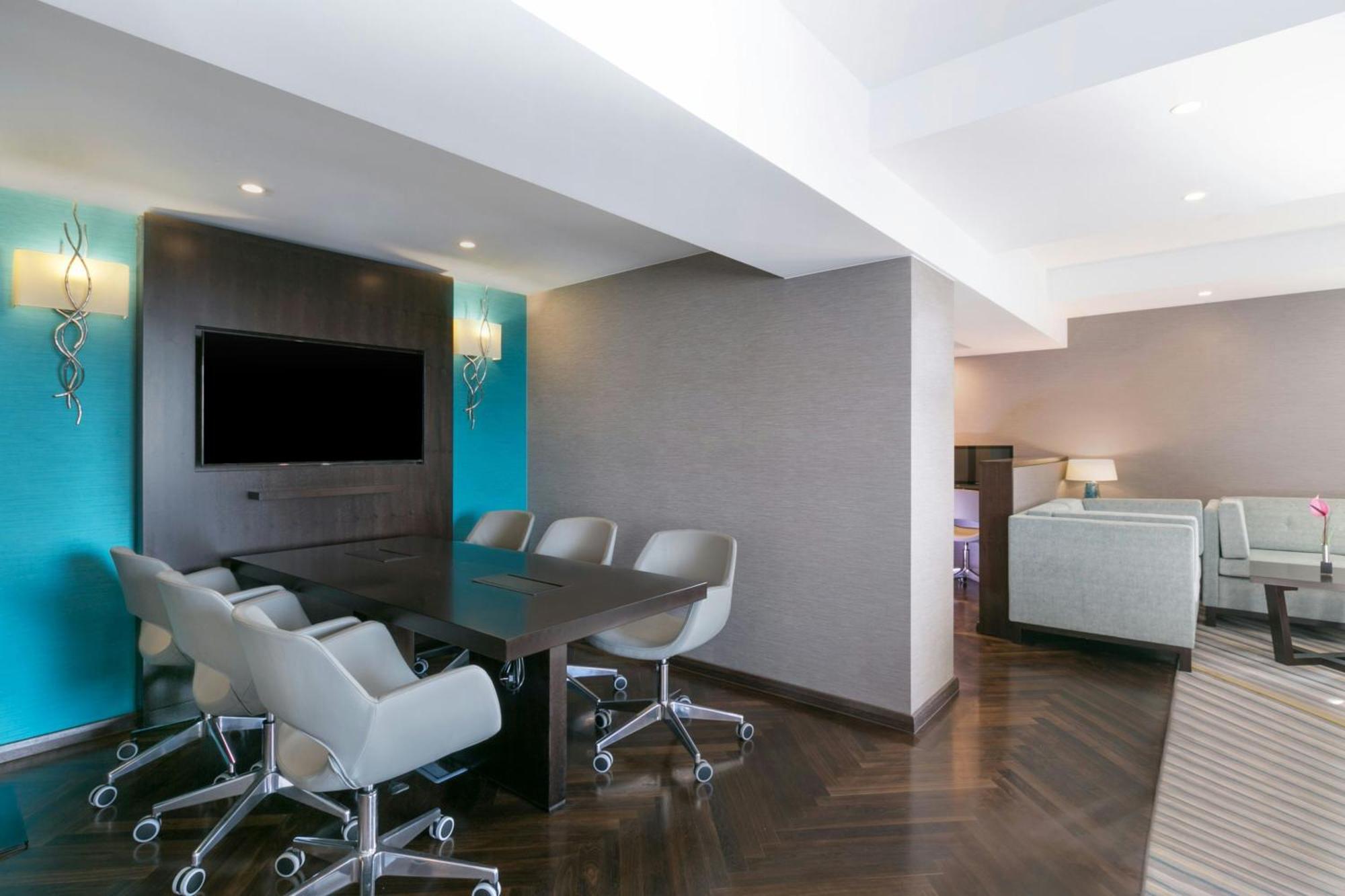 Sheraton Bucharest Hotel Eksteriør bilde Suite at the Hilton London West End