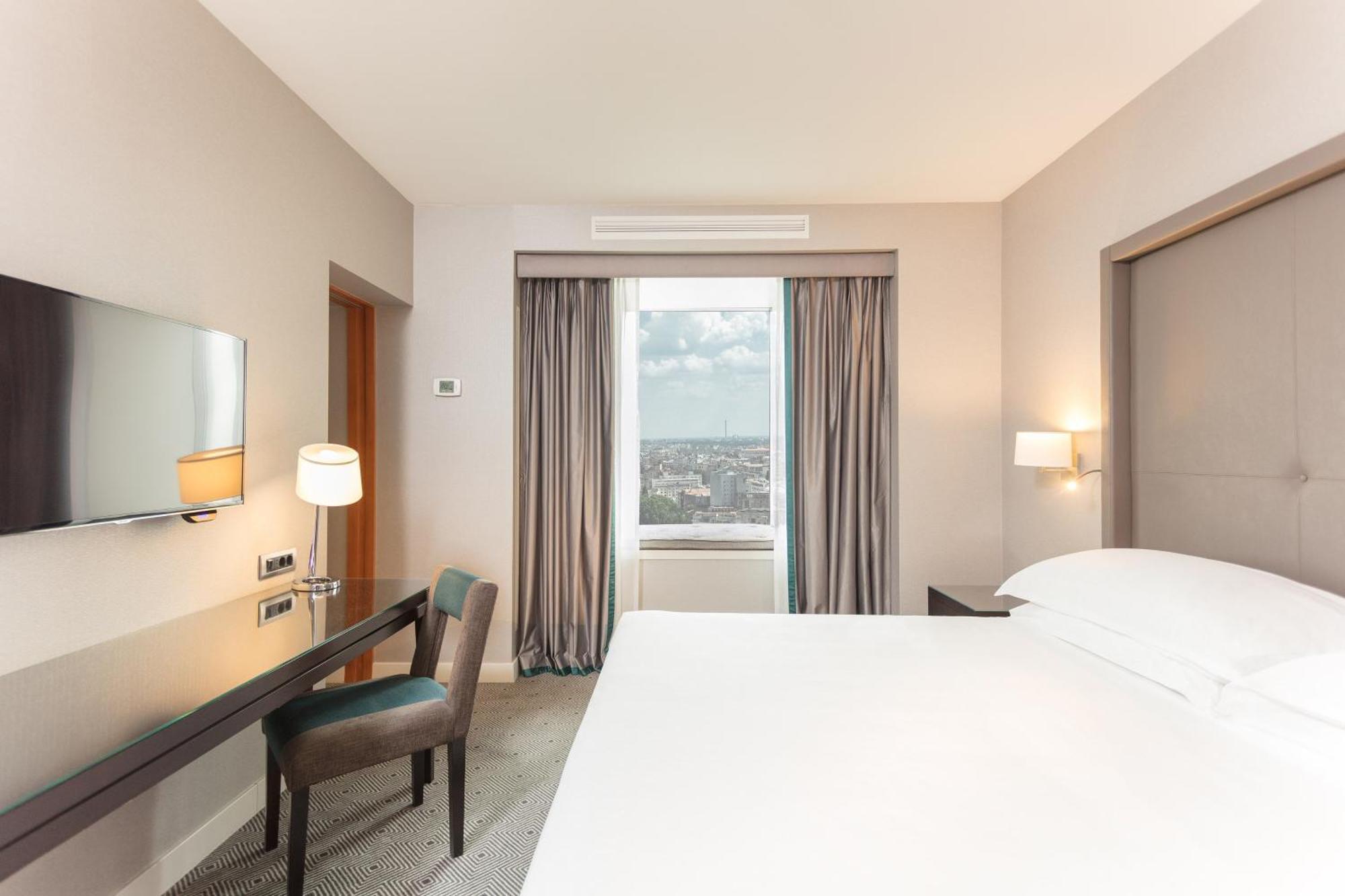 Sheraton Bucharest Hotel Eksteriør bilde A room at the hotel