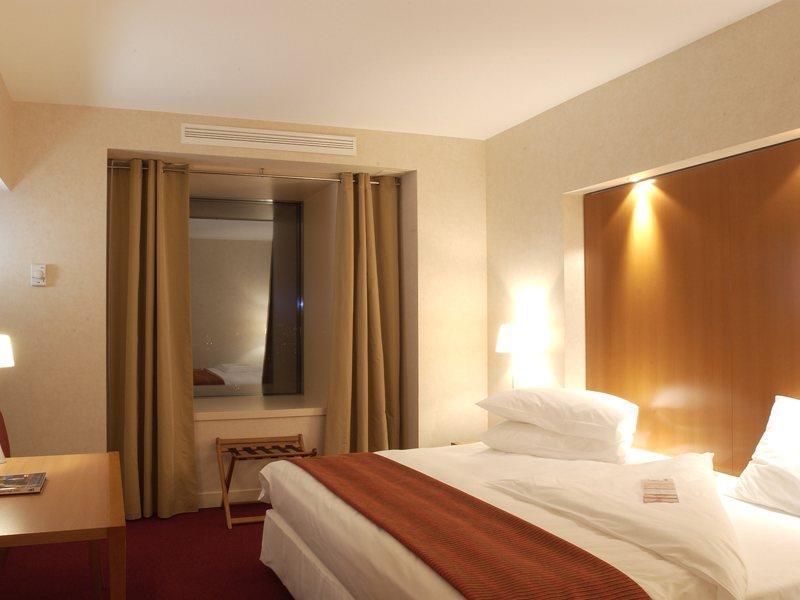 Sheraton Bucharest Hotel Eksteriør bilde A room at the hotel