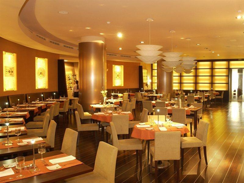 Sheraton Bucharest Hotel Eksteriør bilde The interior of the restaurant