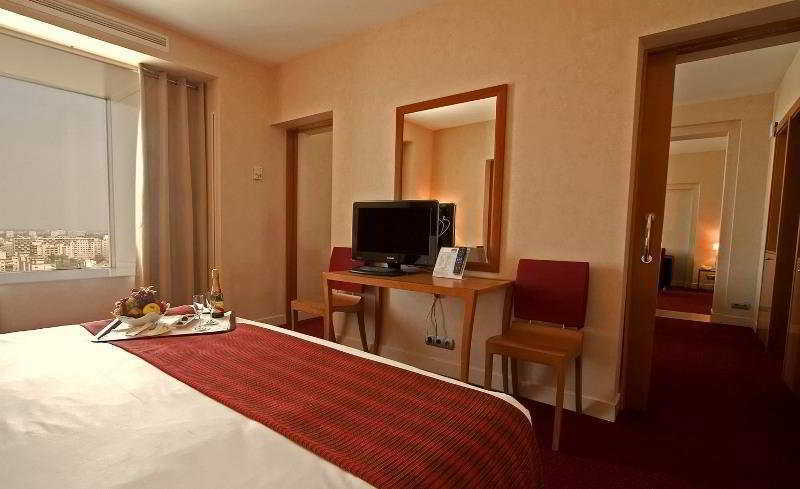 Sheraton Bucharest Hotel Eksteriør bilde A room at the hotel