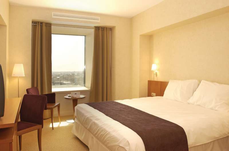 Sheraton Bucharest Hotel Eksteriør bilde A room at the hotel